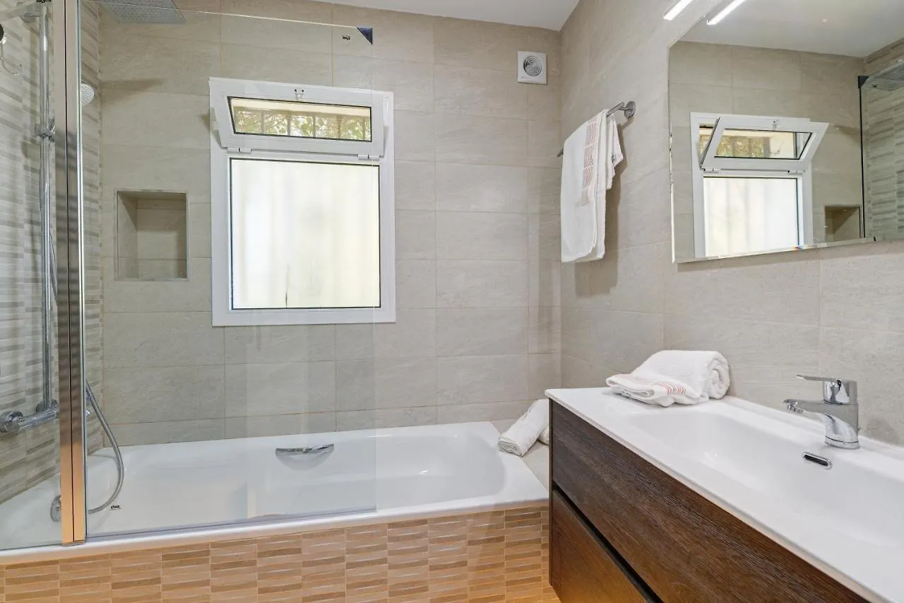 Villa With Private Pool And Garden In Marbella