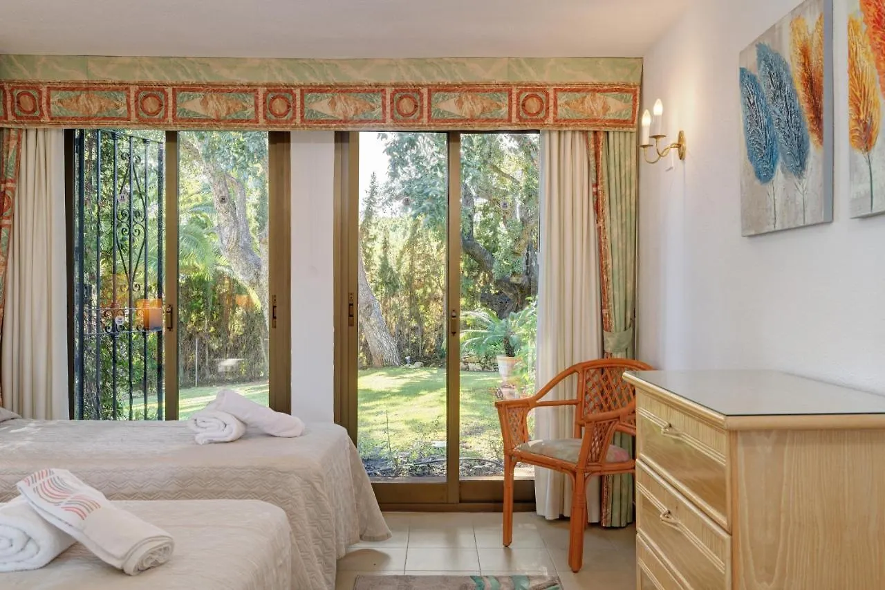 Villa With Private Pool And Garden In Marbella