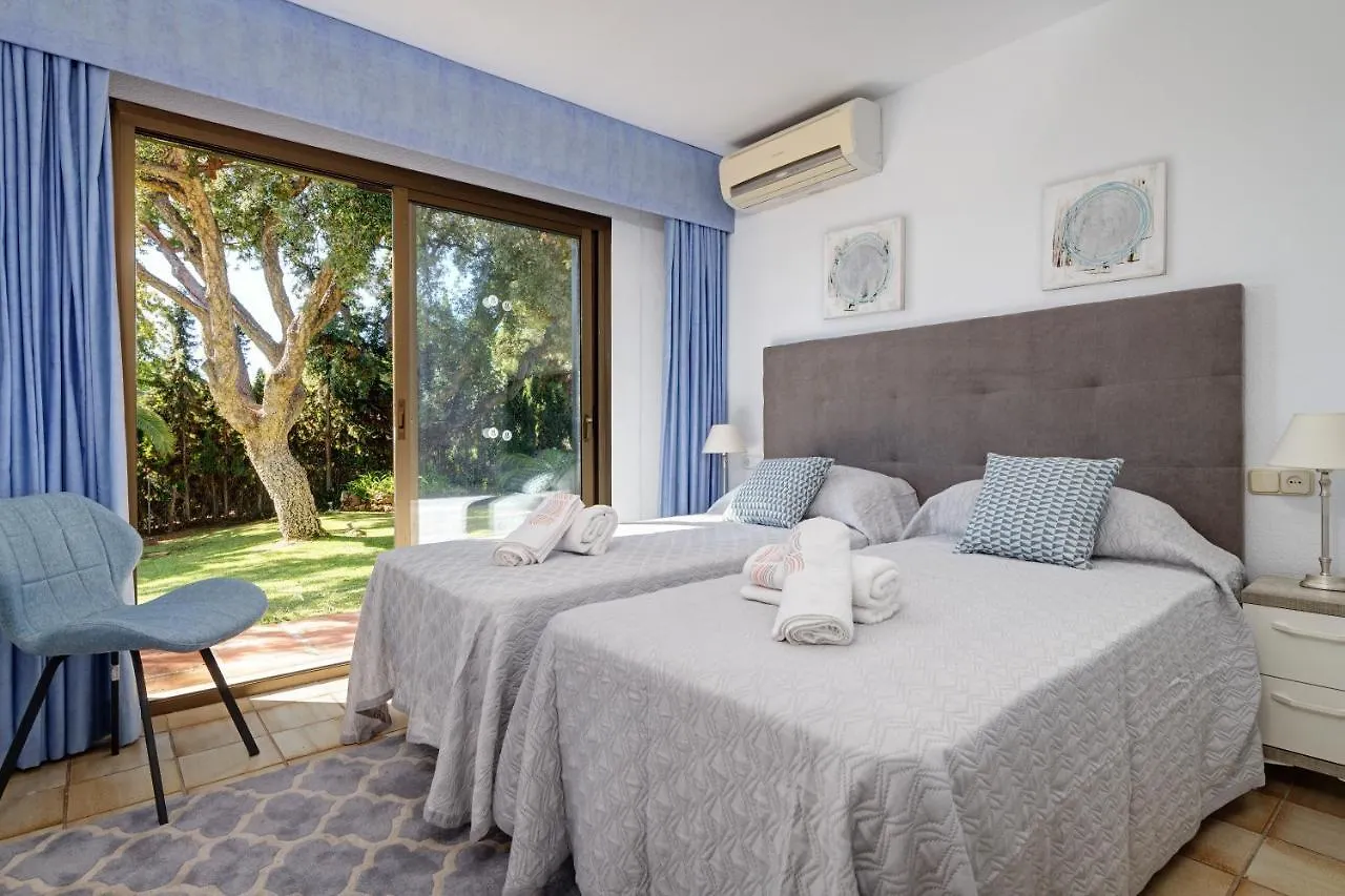 Villa With Private Pool And Garden In Marbella